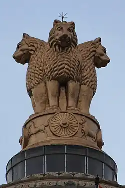 Vrcholek sloupu se sochami tří lvů otočených do tří stran