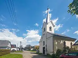 Pohled na střed obce s kostelem a domy