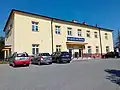 Staniční budova z ulice