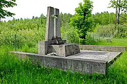 Pomník na obnoveném hřbitově