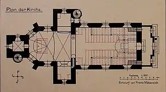 Půdorys kostela ve tvaru kříže malovaný černou barvou na světlou podkladovou desku.