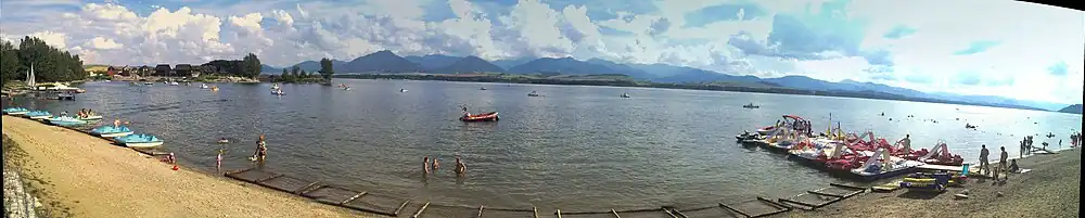 Liptovská Mara, a Nízké Tatry (foceno z pláže v Lipt. Trnovci)