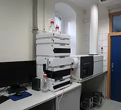 Kapalinový chromatograf s hmotnostním spektrometrem pracujícím na principu doby letu v kombinaci s kvadrupolovým analyzátorem (qTOF). Umožňuje měření v tzv. vysokém rozlišení a slouží zejména k tzv. necílové analýze biologicky aktivních látek (např. nepovolená léčiva a rostlinné toxiny) v potravinách v laboratoři SZPI v Praze.