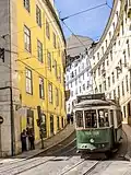 Turistická tramvaj č. 735 stoupá ulicí Calçada de São Francisco