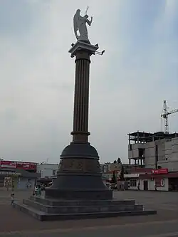 Anděl ochránce na sloupu před železniční stanicí