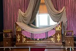 Postel Madame Récarmer s nočními stolky (okolo 1799)[pozn. 1]