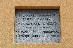 Pamětní deska Františka Josefa Řezáče u vchodu Základní školy v Litni