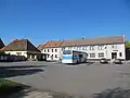 Náměstí s úřadem městyse a stanovištěm autobusů