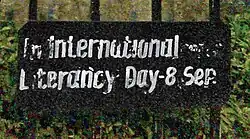 Informační cedule v Bandře, Indie (2007)