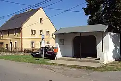 Zastávka uprostřed obce