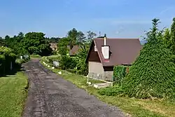 Zahrádky se zříceninou domu