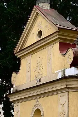 Štít kapličky v Litochovicích nad Labem