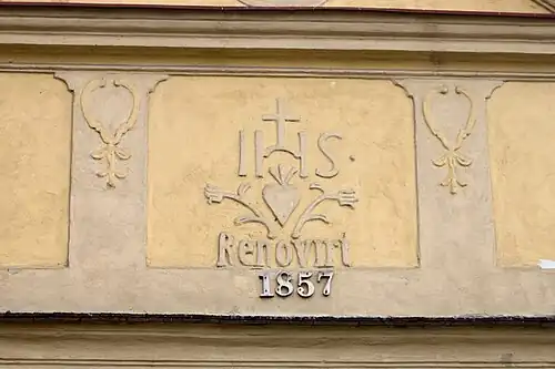 Detail štítu kapličky v Litochovicích nad Labem