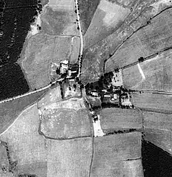 Letecký snímek vesnice z 50. let 20. století