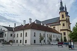 Pohled na kolej s kostelem z jihozápadu