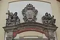 Hlavní portál se sochami z Braunovy dílny (alegorie Víry a Naděje) a erbem Trauttmansdorffů