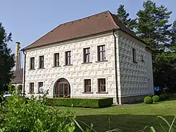 Litomyšl - Holárkovský dům čp. 338 v Partyzánské ulici (stav červen 2024) (1).jpg