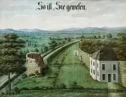 Malba Donáta Ulricha zachycující okolí dnešní Smyčkovy ulice v Litovli roku 1786. Vlevo je ruina kamenné hradební věže na niž navazuje do dáli ustupující val. Vpravo dvoupatrová budova přiléhající na hradební zeď, která opět ustupuje do dáli souběžně s valem. Kousek dál k hradební zdi přiléhá v úhlu 90 stupňů nějaká plocha, snad malá zídka, s terčem. Mezi hradební zdí a valem je travnatý prostor, napravo od hradební zdi je les, nalevo od valu je vodní příkop a za ním volná krajina s občasnými stromy a keři. V popředí vede napříč malbou úzká strouha přemostěná dřevěnou lávkou. Nahoře je německý nápis So ist Sie gewesen.