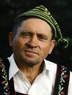 Muž v Little Norway, Blue Mounds, Wisconsin, USA, 1942, barevná fotografie, digitálně restaurována