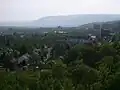 Pohled na východní a středovou část města z Koldomu, v pozadí pásmo Krušných hor