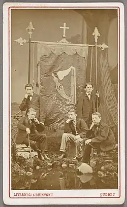 Livernois & Bienvenu, Skupina Irů před transparentem: Jack Hawkins, Tom McCaffrey, Thomas Meegan, Peter Sullivan a John P. Horan, mezi 1866 a 1873, MNBAQ Collection