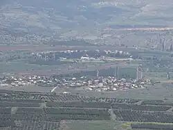 Letecký pohled (Chukok je zástavba v pozadí, v popředí vesnice Livnim)