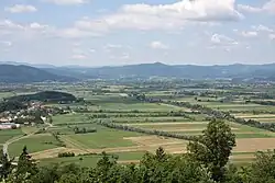 Západní okraj Lublaňských bažin při pohledu z kopce Sv. Anny nad Podpečem