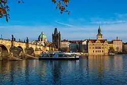 Loď Bella Bohemia u Karlova mostu v Praze