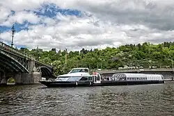 Loď Bohemia Rhapsody v Praze na Vltavě