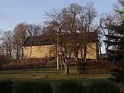 Lobeč - sýpka proti kostelu (u čp. 84).jpg