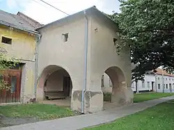 Venkovská usedlost č.p. 47 na návsi s památkově chráněným žudrem.