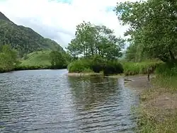 Hladina jezera při východním okraji