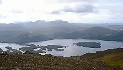 Ostrovy na Loch Maree.