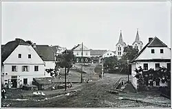 Náves s kostelem v Lochočicích, 30. léta 20. století