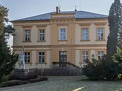 Mateřská škola se sochou rudoarmějce