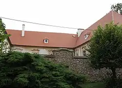 nádvoří, pohled od kostela