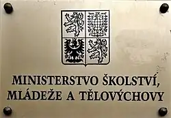 Deska s názvem ministerstva na budově