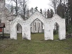 Stará hřbitovní brána u kostela v Lohusuu