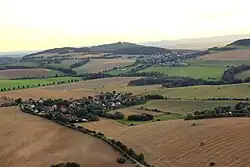 Pohled na Bezděkov, vzadu uprostřed vrch Čerčanský chlum