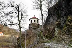 Loket gloriet na parkánu.jpg