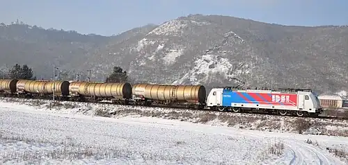 Lokomotiva 186.435 s cisternami před vjezdem do Ústí nad Labem