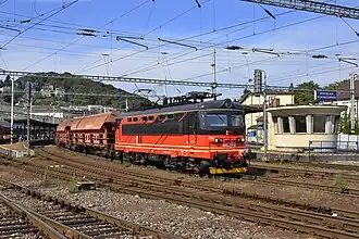 Lokomotiva 242.288 v barvách IDS CARGO ve stanici Bratislava hlavná stanica