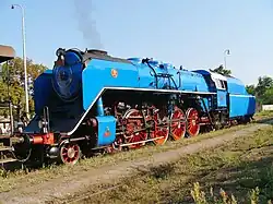 Čelní a boční pohled na stojící modře zbarvenou parní lokomotivu