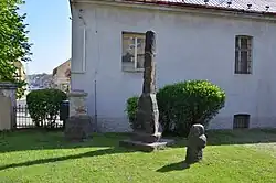 Lom - sloup + kříž.JPG