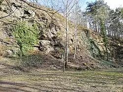 Celkový pohled na lom z naučné stezky vedoucí kolem