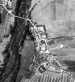 Letecký snímek vesnice z 50. let 20. století