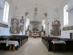 Interiér farního kostela svatého Mikuláše v Lomnici nad Popelkou.