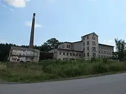 Lomnice n. Popelkou - továrna.JPG