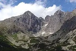 Pohled na Lomnický štít (nalevo) s lanovou dráhou ze Skalnatého plesa