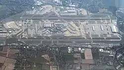 Pohled na letiště Heathrow ze vzduchu v roce 2012